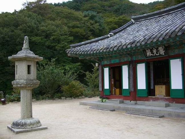 寿光殿<br /><br /><br />寿光殿の前の広場から撮った物です。<br />韓国にも灯籠があり、日本の物と何となく似ています。<br /><br /><br />■Photolibrary<br />http://www.photolibrary.jp/img61/69_185225.html