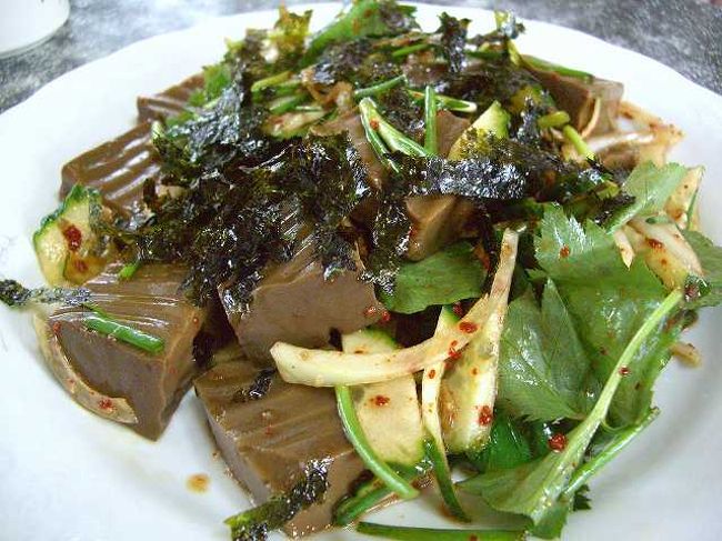 13:30　どんぐり料理<br /><br /><br />仏国寺（プルグクサ／Bulguksa）に行く前に食堂に立ち寄り、昼食を食べました。<br />お通しで出てきたのは「どんぐり料理」です。<br />ドングリで作ったこんにゃくのような物でした。<br />味は・・・あまり味わって食べるものではないかもしれません＾＾；