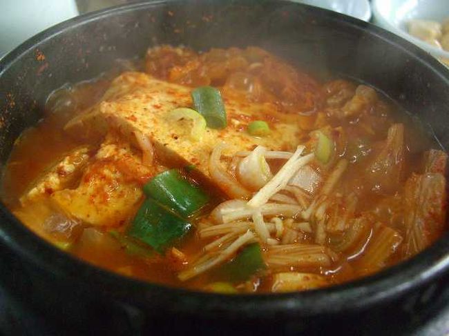 豆腐チゲ<br /><br /><br />はい、これが自分の注文した「豆腐チゲ」です。<br />辛い物・熱い物が苦手な自分には食べることができるのでしょうか？<br />まずはがんばって・・・チャレンジです＾＾；