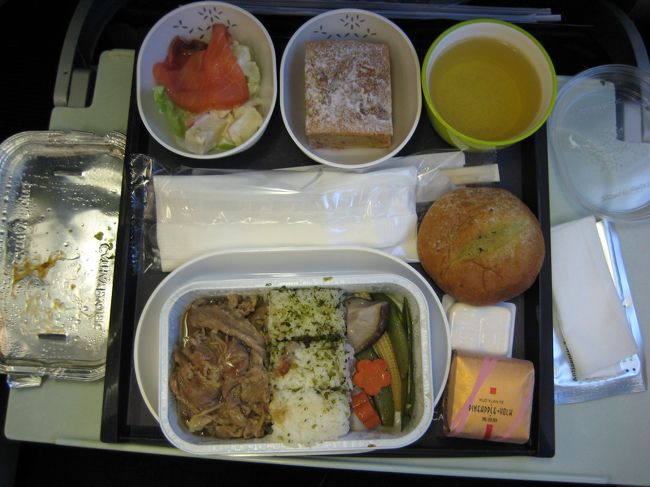 機内食のビーフです。<br />お肉が多い。。。<br />バジルのパンはほんわり温かく美味しい♪<br /><br />量が多く食べきれなかったので、<br />パイナップルケーキは持ち帰り、<br />ホテルで夜食に食べました。<br />意外とさっぱりしてて美味しかった☆