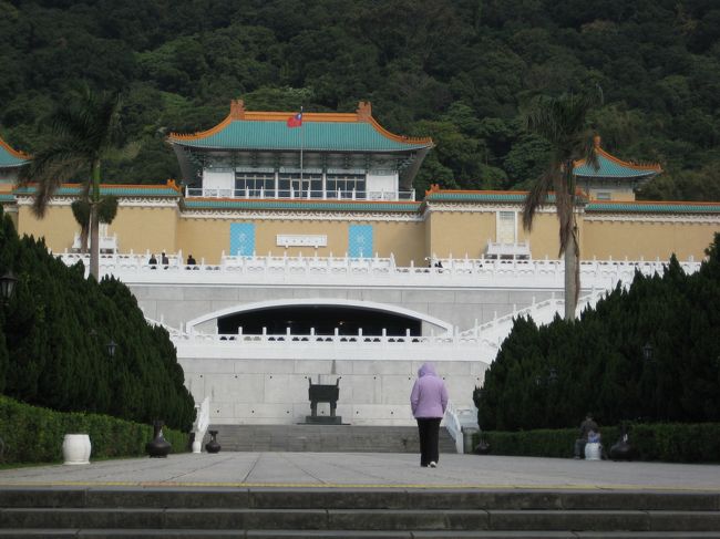 ８時半にホテルを出発し、まずは故宮博物院へ。<br />９０分ではとても回りきれない！<br />もう１度時間をかけて見たいです。<br /><br />朝一で行ったので白菜や角煮等有名な品は<br />じっくり見られました。