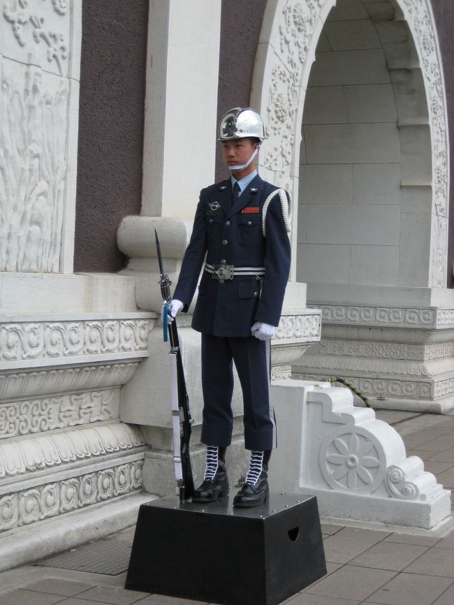 本当に動かないです。<br />目は少しきょろきょろ。。。