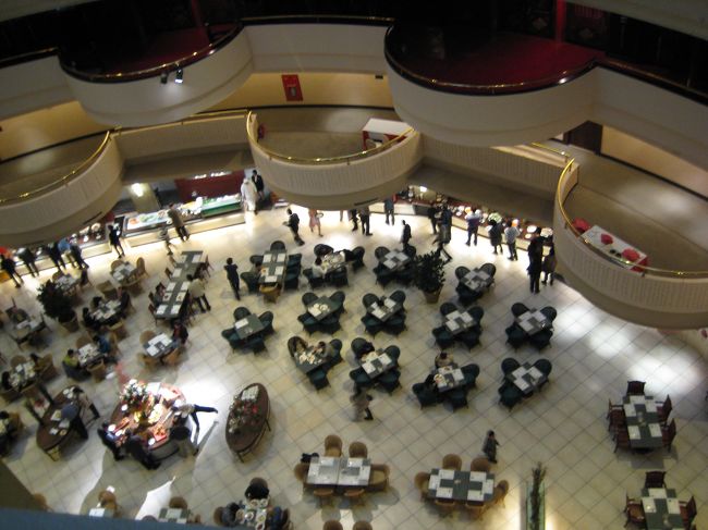 朝ごはんはツアーに含まれている<br />ホテルのモーニングブッフェです。<br /><br />レストランは吹き抜けで、席と席の間も広く、<br />人が多く混んでいましたがゆったり食べられました。