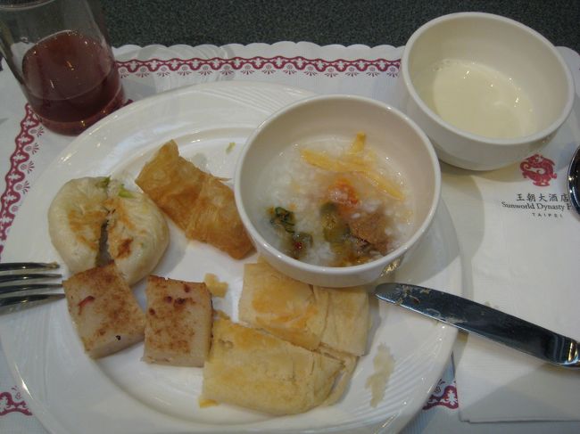 ブッフェは種類がすごく豊富で豪華でした。<br />お粥や点心など台湾らしいものもたくさん♪<br />美味しくてついつい朝から欲張って<br />お腹いっぱい食べてしまいました(苦笑)