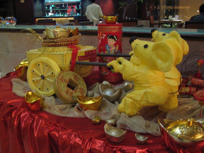 レストランの入り口にも<br />こんな旧正月の飾りが。<br /><br />ホテルのあちこちにねずみの飾りがあります。<br />怪しいミッキーとかも(笑)<br /><br />