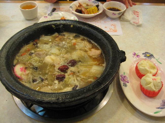 お昼は石鍋料理です。<br />海老やイカなどの海鮮や餃子、つみれ、<br />たっぷりの野菜でボリュームたっぷり。<br />これに麺が入り、最後はご飯を入れ雑炊で〆。