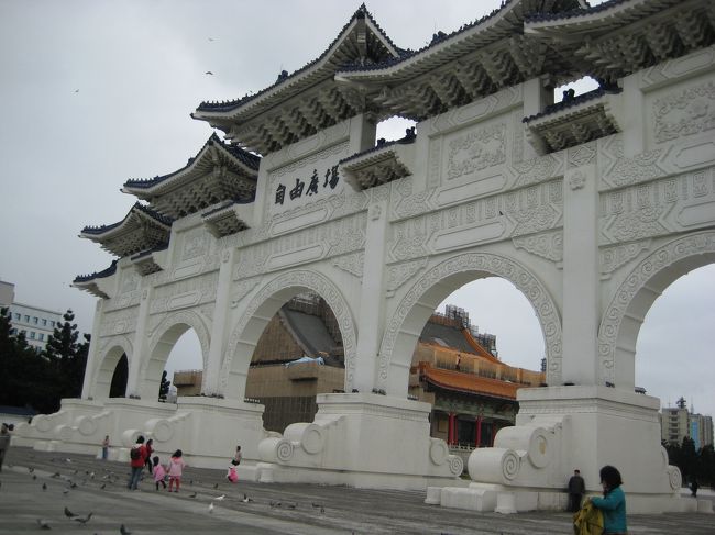 お昼からは保安宮、総統府、<br />中正紀念堂をまわりました。