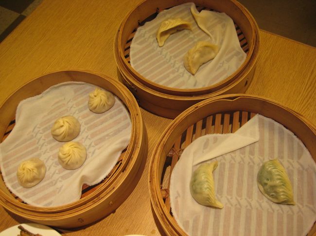 小菜、泡菜、酸辣湯、小龍包、菜肉蒸餃、蝦仁蒸餃、炒飯、豆沙小包を食べました。<br />美味しくてお腹いっぱい♪満足です♪♪
