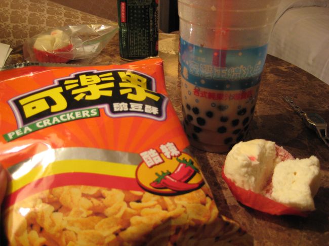 早めにホテルに戻ったので、ホテルの隣のデパートや台北アリーナをぶらぶらしました。<br />コンビニで可楽果(２０元)を買って夜食に。<br />辛くて美味しい！！