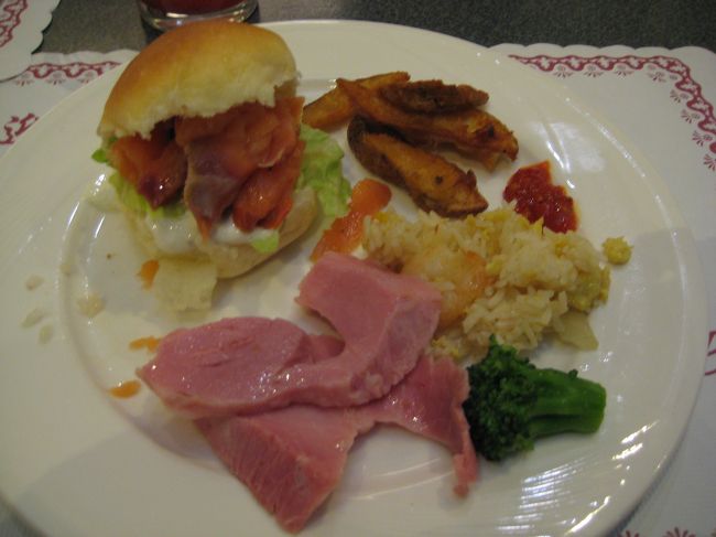 今日の朝ごはん。<br />目の前で塊から削いでくれる<br />ハム？焼き豚？が美味しかったです♪