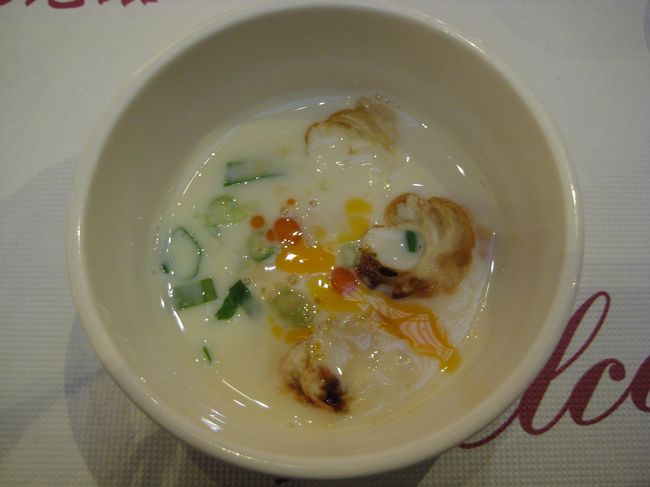 豆乳に揚げパンやパイを入れ食べてみました。<br />スープ感覚で美味しいです♪<br />