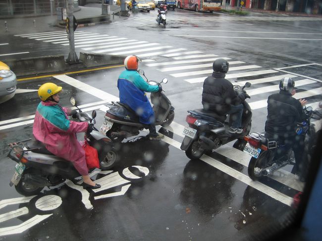 ホテルを後にし、送迎のバスで空港へ向かいます。<br />通勤途中の人たち。<br />交差点のバイクが待つスペースには<br />こんな表示がされています。