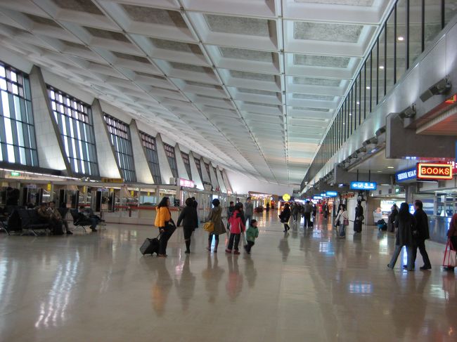 １時間ほどで桃園空港に着いてしまいました。<br /><br />トランクを預けたら、出発の時より１０キロも<br />重くなっていました（笑）<br /><br />最後の買い物！と思いましたが<br />あまりお店は多くないです。