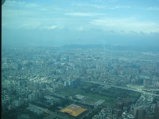 まずは５階でチケット(４００元)を買い、<br />８９階の展望台に上りました。<br />平日なので空いていて、待ち時間なしで<br />エレベーターに乗れました。<br />なんとか天気が持って<br />景色が良く見えました♪