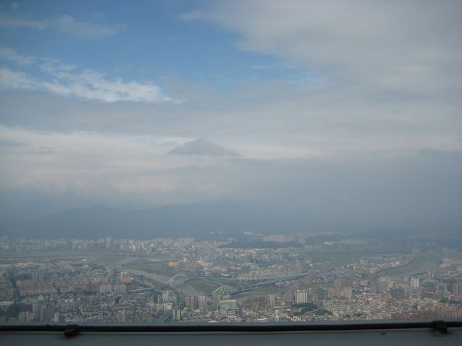 外に出てみました。<br />風が強くてちょっと恐かったです。<br />頑丈な柵があるので、眺めはあまりよくありません。