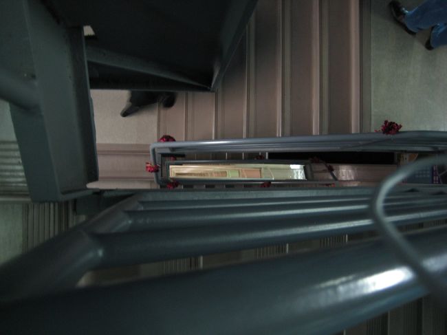 階段です。<br />下が霞んで終わりは見えません！！<br />ず〜っと下まで続いていて、<br />覗いているとクラクラしてきます・・・<br /><br />