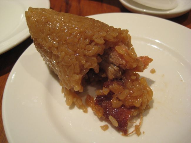 夕食は忠孝東路のそごうの中の鼎泰豊です。<br />昨日はメニューが決まってしまっていて<br />食べたいものが注文できなかったので、<br />また来てしまいました。<br />これは鮮肉粽子。肉のちまきです。<br />もちもち♪