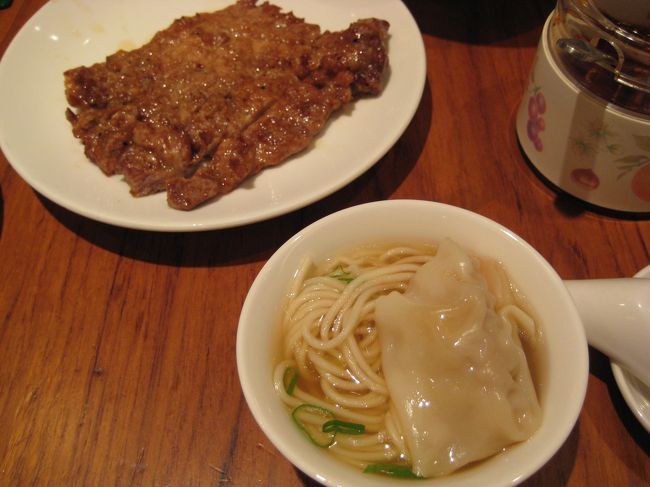 炸排骨と蝦饂飩麺。<br />豚のスペアリブとエビワンタン麺です。<br />炸排骨がすごくおいしかったです♪