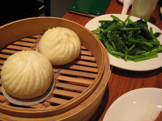 鮮肉大包と青菜炒。肉まんとほうれん草炒めです。<br />肉まんはジューシーで美味しい♪<br />ほうれん草は苦味が無くシャキシャキしてます♪♪<br />これだけ食べてサービス料入れて５６７元でした。<br />