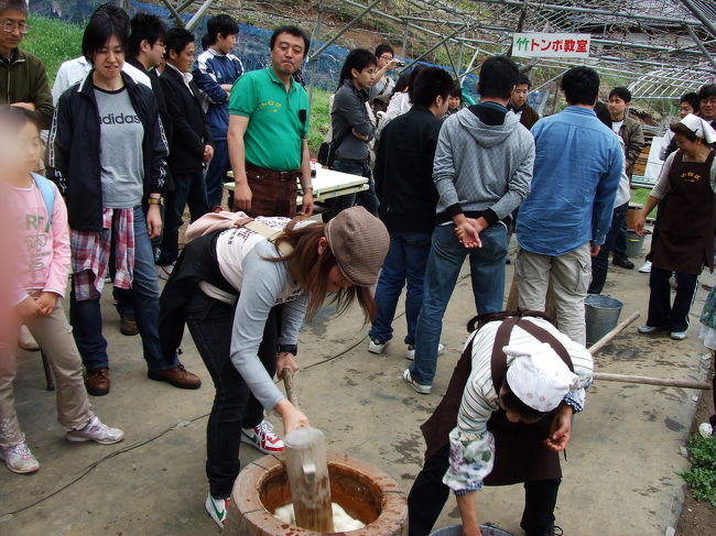 小松沢レジャー農園。<br />結構いろんなことが出来ますネ。<br />これは餅つきしてるとこです(笑)