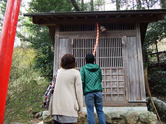 庭を上に登って行くと、こんなものが。