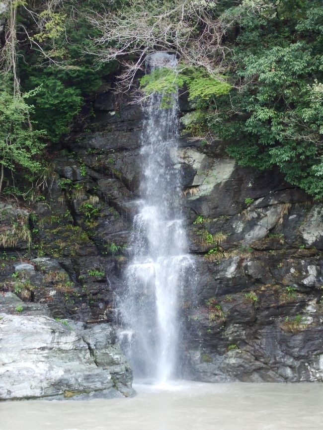 岩畳へ。<br />川の向こうに滝がありました。