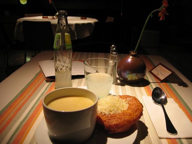 お宿のおばあちゃんご主人と再会を喜びつつ、身支度を整えて、早速お目当てのカフェ、「Menza」に向かいました。<br /><br />まともにお昼を食べてなかったので、お腹ペコペコ。<br />この日の昼兼夕食は、ニンニクスープと揚げパン。<br /><br />ちょっと私には濃かった・・・