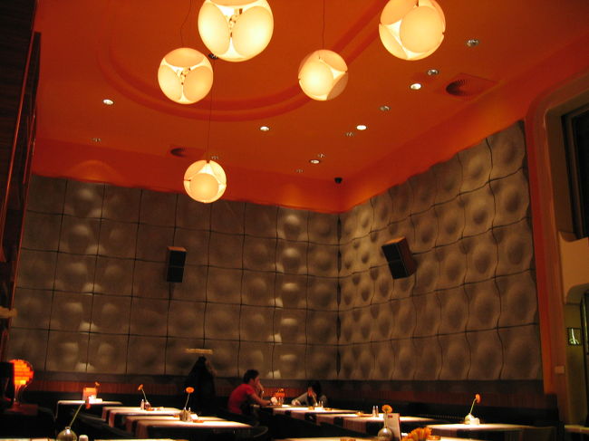 カフェというよりは、ダイニングレストランなお店「Menza」。<br /><br />相変わらずオシャレな店内です。