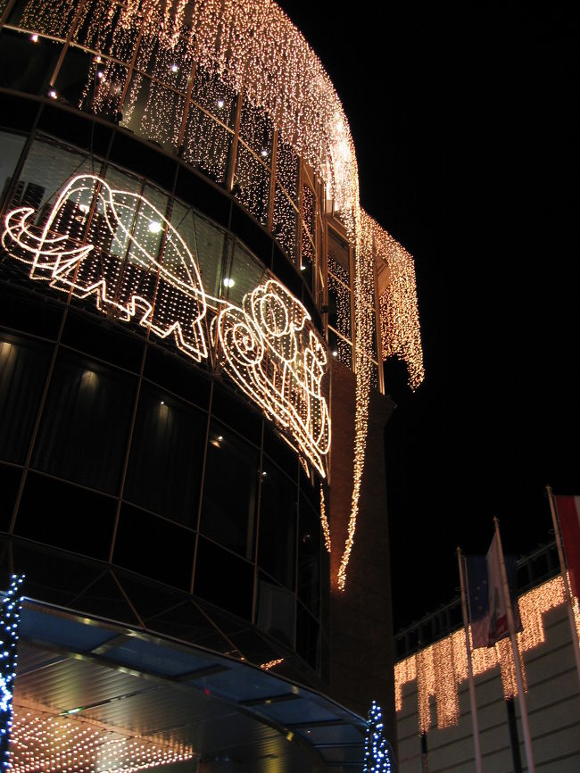 列車に長時間乗ったせいか、ちょっと頭がだるい。<br />まだまだ完全復活とは、いかないようです。<br /><br />もう観光する時間ではないので、前回行かなかったモスクワ広場にある、巨大なショッピングモールに行ってみました。