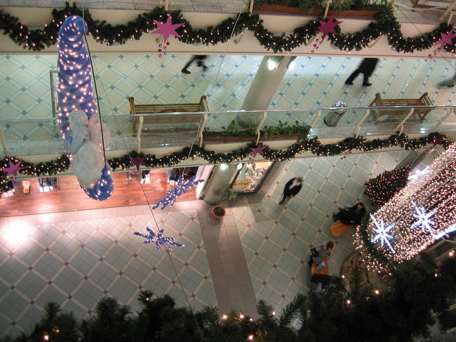 ショッピングモール「マンモス」(そのまんまや笑)の、内部。<br /><br />ホントに巨大なモールで、服屋、家電、ボウリング場までありました。