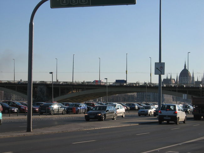 ルカーチ温泉は、地下鉄モスクワ広場駅からHEVに乗り換え、マルギット島駅で下車します。<br /><br />ザグレブと打って変って、ブタペストは快晴の日々。<br />やっぱこうでなくっちゃ〜