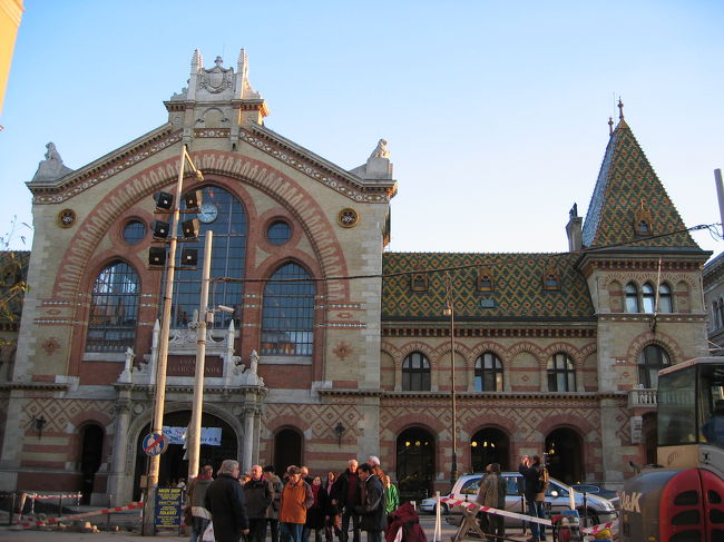 温泉後は一旦宿に戻り、お次はブダペスト市民の台所！？、中央市場へやって来ました。