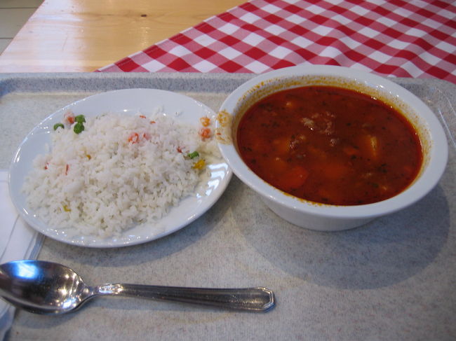 市場内の2階にある、カフェテリア式レストランでランチをとりました。<br /><br />ここに来てよーやく念願の、初グヤーシュスープです。<br />見た目ほど辛くなくて、結構美味しかった。