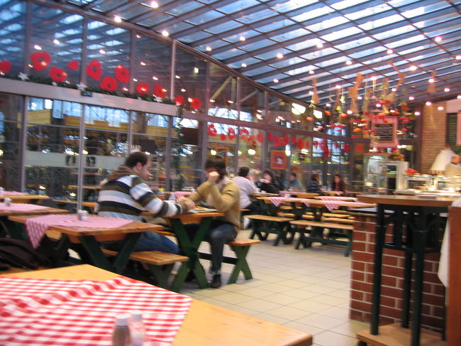 レストランの様子はこんな感じ。<br /><br />地元客と観光客、半々くらい？