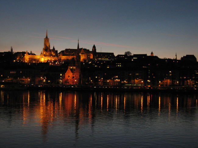 気がつけば、日が既に翳り始めてる。<br />この時まだ夕方の4時。早すぎるぜ！！！<br /><br />でもやっぱり素晴らしい、ドナウ河日没の様子。