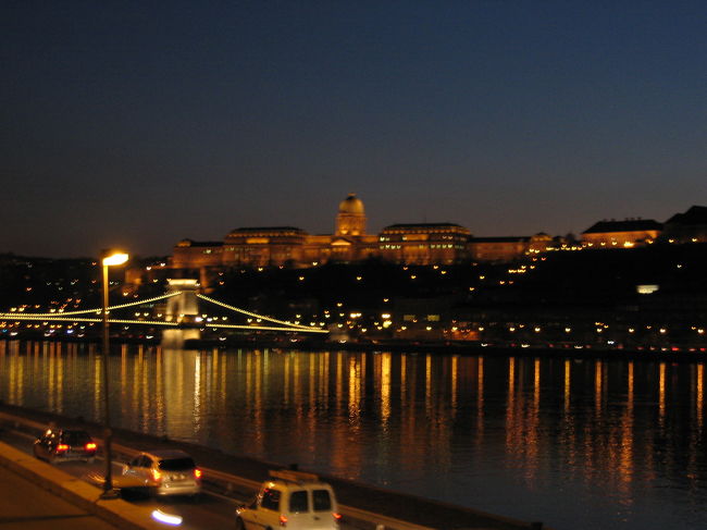 くさり橋もライトアップ。<br /><br />国会議事堂へ行ってみると、見学ツアーは既に終了。<br />さて何処へ行こう！？！