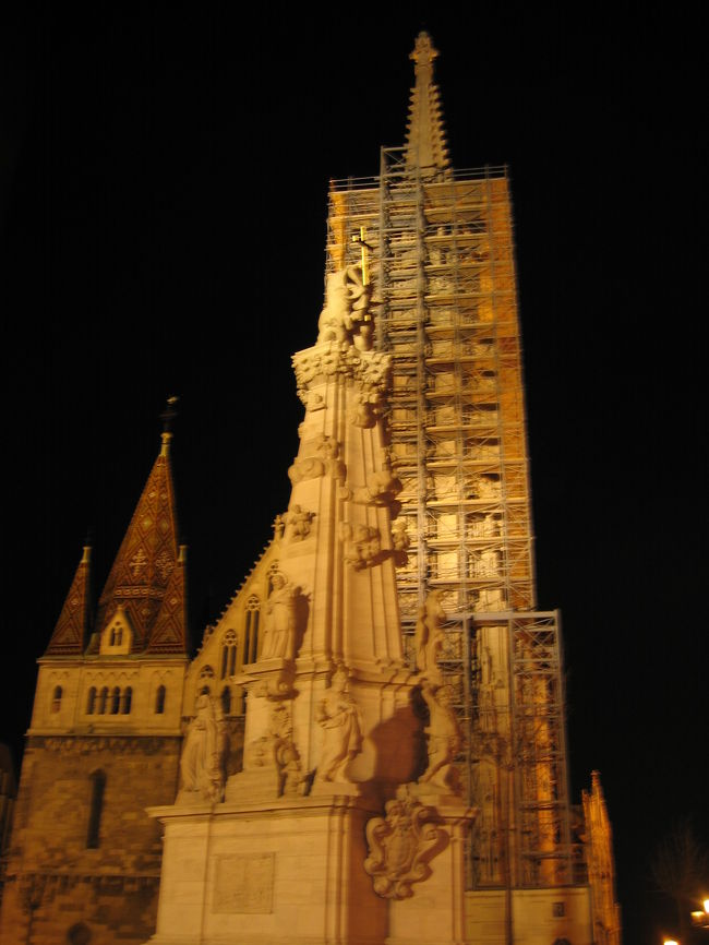 思い切って、日没後の王宮の丘へ行ってみました。<br />バスを乗り間違えたけど、親切なおじさんが助けてくれ(泣)、無事丘へ到着。<br /><br />未だ修復中のマーチャーシュ教会前には、前回何故か消えていた三位一体像が戻っており、初ご対面。<br /><br />