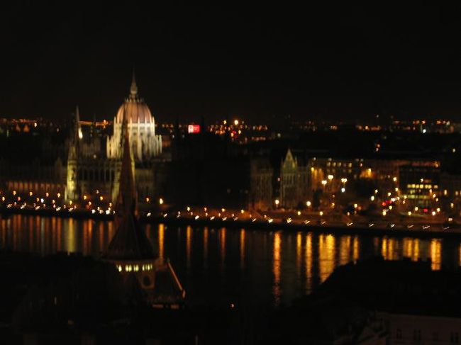 丘の上から、ペスト側の夜景を臨む。<br />昼間の景色も最高ですが、夜は夜でこれまた素晴らしい。<br />