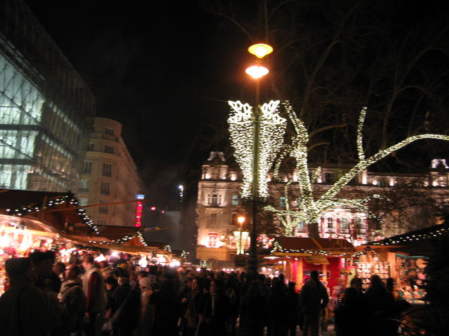 寒さがそろそろ限界なので、下山しペスト側に戻ってきました。<br /><br />ヴァーツィ通り沿いの広場では、X'masマーケットが賑わっていました。<br /><br />左手には1年前にはなかった、巨大なショッピングビルが。