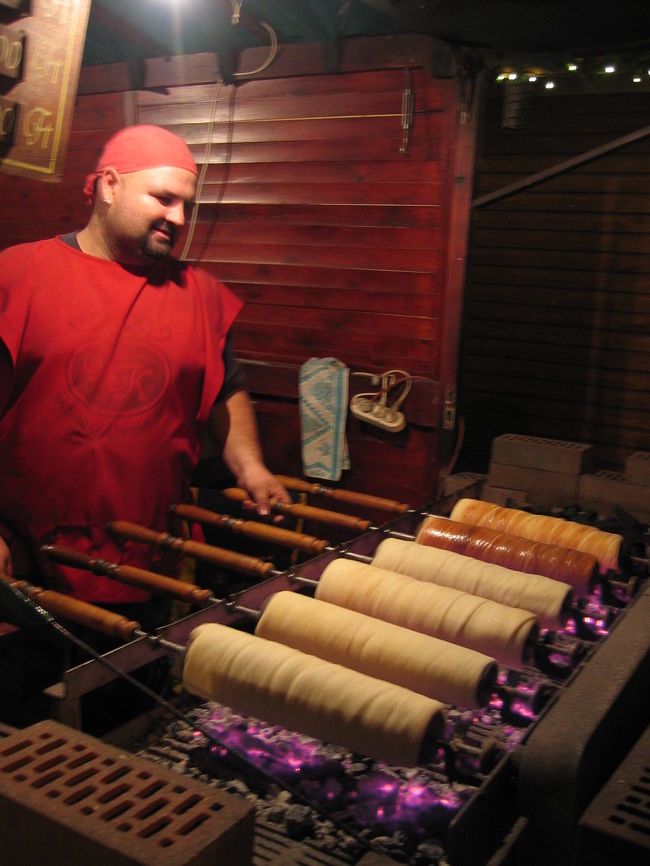 行列の出来ている夜店を覗き込んでみると、摩訶不思議な食品が売られていました！！<br /><br />巨大な竹輪！？もしくはバウムクーヘン！？<br />甘い香りがしますが・・・一体コレは？！？