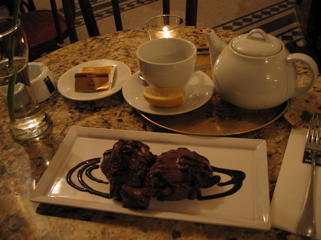 この日の締めくくりは、ブダペスト再訪目的の一つ、お宿の近くの「ナイスカフェ」(byおばあちゃん)にて、お目当てのケーキを。<br /><br />前回は「ダメ」と言われ諦めた写真ですが、今回こっそり撮ってみました。<br /><br />前回とデコレーションが違いましたが、やっぱりお味はサイコー。<br />今まででマイベスト1の、ケーキです。