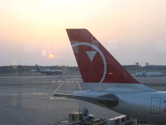 ●グアム旅行記●2008/04/15〜04/19   <br />Ｒ＆Ｃツアーズ利用<br />グアムプラザホテル泊　 <br />ノースウエスト航空<br />　往路NW082 20:20→01:20 <br />　復路NW081 15:45→18:50<br /><br />***<br /><br />【1日目・出発】<br />夫とワタシはお昼まで仕事。<br />息子を15時に保育園に迎えに行き、そのまま成田へＧＯ。<br /><br />＜機内＞<br />搭乗前に買っておいたトーマスとミニレールセットが大活躍。<br />へっへっへ。新しいおもちゃは効果絶大ですぜ、奥さん！(誰)<br />ちなみに息子あんにょんはトーマスのことをパーシーと呼びます。<br />ゴードンもジェームスもパーシー。何故？！<br /><br />ひとしきり遊び、飲み物とおやつを食べたらすんなりと夢の中へ。到着まで起きませんでした。<br />ブラボ〜！ミラクル〜！<br /><br />＜ホテル到着＞<br />イミグレは空いており１５分ほどで通過。<br />2時過ぎ頃ホテルにチェックイン。<br />シャワーを浴びて、おやすみなさーい。