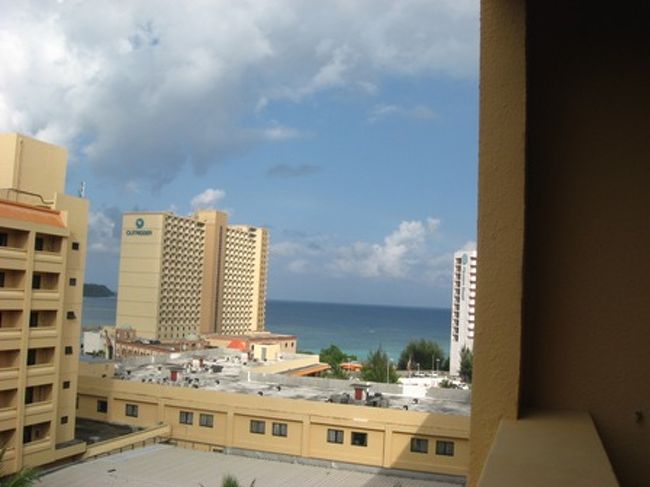 【2日目】<br />8:30　起床。ってか息子に起こされる。<br />何時に寝てもどこにいても7時(日本時間)には起きるね、アンタ。<br /><br />ラナイへ出ると、むんとした空気。シャワーが降ってました。でも空が青いー！晴れてるー！<br />部屋は中庭＆プールビューだけど、顔を出せば海が見える。<br /><br />ホテル敷地内のマクドナルドで朝マックして、プールにＧＯだ！