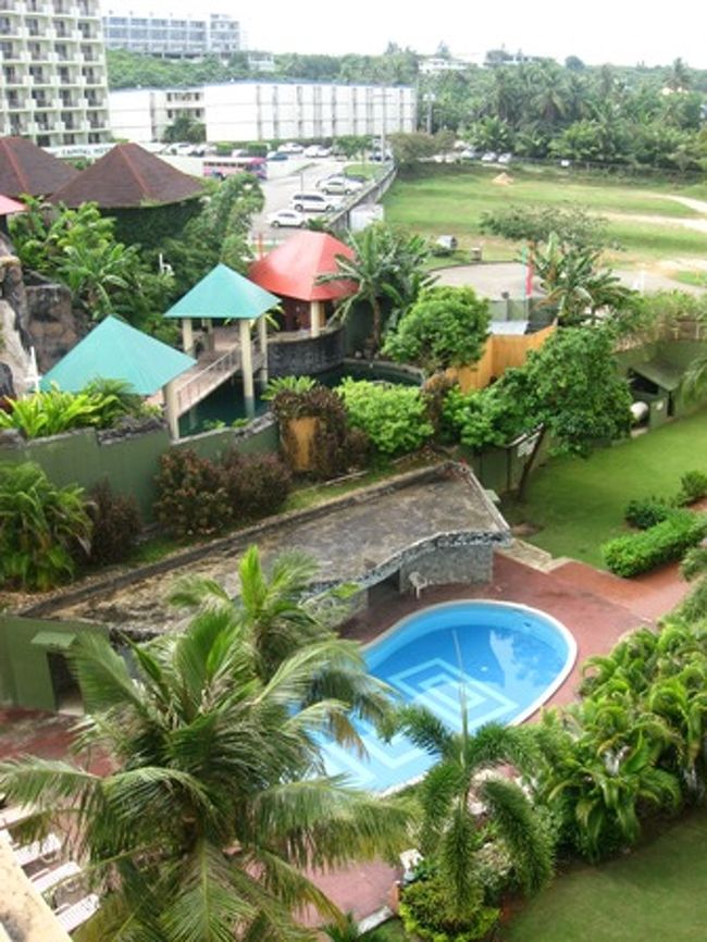 グアムプラザのプール。<br /><br />大型レジャープール施設ターザも併設されてるけど、幼児連れにはもったいないのでホテルプールで我慢〜。<br /><br />いつ行っても2〜3組しかおらず、空いてて快適。