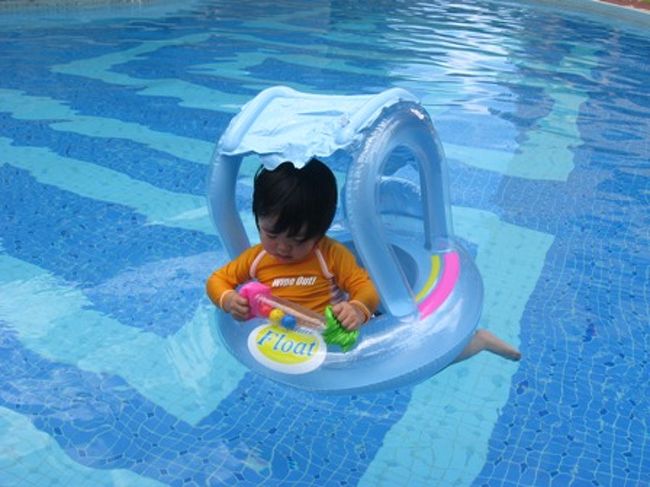 水深は浅いところで1ｍ、<br />深いところは1.6ｍぐらい。<br />お子さまには浮き輪必須。<br /><br />←よそのウチの浮き輪に乗りたがるあんにょん。<br />欲しがり屋さんだね！<br />でも快く貸してくださいました。感謝。