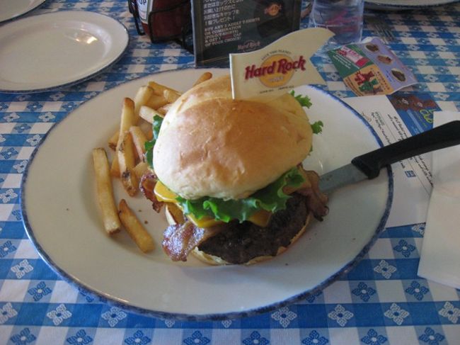 お昼はザ・プラザ内のハードロックカフェへ。<br />チキンフライとハンバーガーを注文。