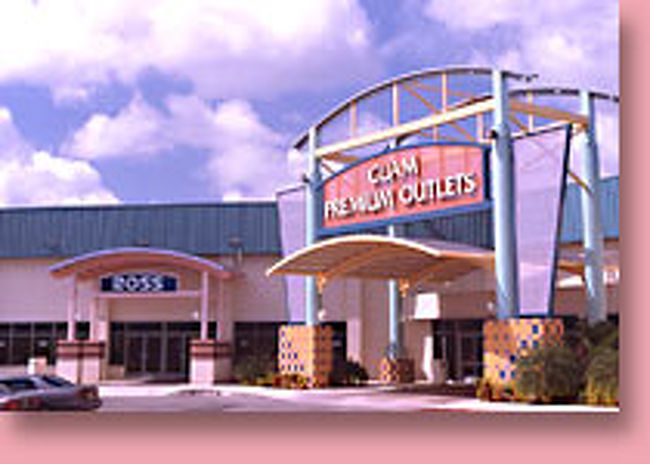 13:00　ホテル内にあるダラーのデスクでレンタカーを借りて(グアムスタイルから予約1日＄28)ショッピングへＧＯ。<br />走り出すと即落ちのあんにょん。お昼寝タイム突入。<br /><br />＜グアムプレミアムアウトレット＞<br />お目当てのロスドレスフォーレスへ。<br />アメリカ版しまむら。<br />去年は鼻息荒くしながらベビー服を買い漁っておりました。<br />今年も期待して行ってみたら…<br />2歳児サイズの服が少なっ！がびーん！<br />しょんぼりしなが店をあとにしましたとさ。