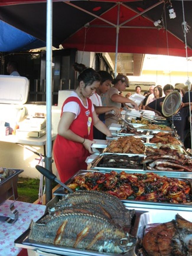 ＜チャモロビレッジ＞<br />水曜日はナイトマーケット開催。<br />いたるところでＢＢＱの煙がモクモクあがっていいにほひｖ<br /><br />開催時間は16時〜22時ですが、18時ぐらいから活気が出てきます。<br />でもレンタカーで行く場合、駐車スペースがなくなってしまうので早めの到着が吉。 <br /><br /><br />一番行列のできているプレート屋さんでディナープレート(＄4)を購入。<br />照り焼きチキンがうまうま〜♪<br />アメリカンな食事をあまり食べたがらなかったあんにょんもかじりついておりました。<br /><br />ひととおり見てまわり18:30頃退散。<br />帰りにＫマートに寄って食料とシュノーケル(＄7)と水遊びパンツ(＄9)購入。<br /><br />20:00　ホテル着。<br />お風呂に入ってからＪＰストアへ行き物色。<br />あんにょんは買物中におんぶで夢の中へ〜。