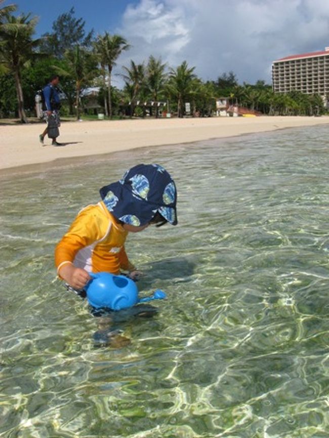 ひゃっほーう！<br />海水がきれいー！<br />カラフルな魚イパーイ！<br />魚群リーチだー！(海物語)<br />ＰＩＣ前の岩場で魚の群れを見ることができました。<br />←あんにょん氏もぞうさんジョウロで応戦。<br /><br />公園には子どもの遊具もあります。<br />ただし、日中はすべり台が熱くなり過ぎて滑れませんが。(涙)