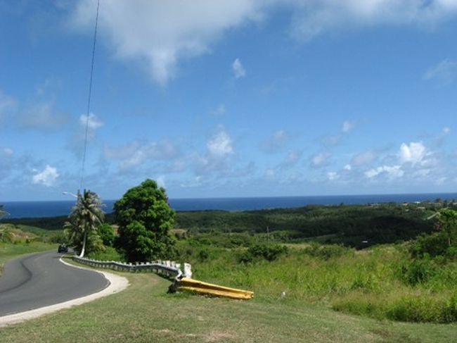 山から臨む海も良いものだー。<br /><br />セッティ湾岬に寄るはずが、<br />標識を見落としてスルー。<br />あれ？あれれ？不思議に思いながら結局タモンに戻ってきてしいました。うそーん！<br /><br />ほんとうにドライブのみの南部ドライブ也。合掌。
